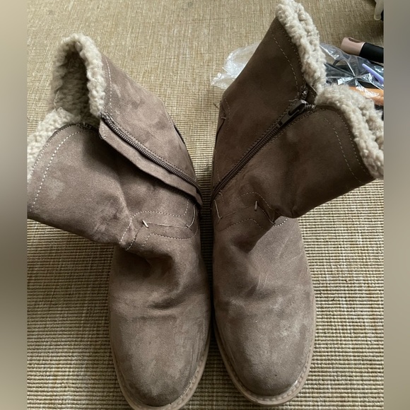 COWGIRL styled boots with fluff on the inside. Nice winter boots. Western vibes - Picture 3 of 4